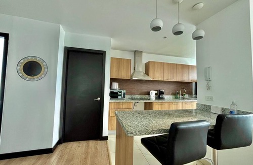 La Colon Apartment | Luxury 2BR + Gym & City Views| Near Spain Embassy