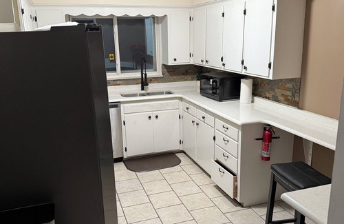 Ottawa Apartment | Luxury 2BR with spa bath, huge kitchen & living room—prime Toledo location!