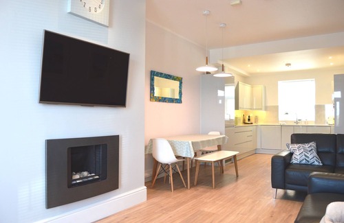Newquay City Centre Apartment | Luxury 3-bed apartment with own Beach Hut overlooking Towan Beach