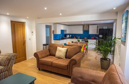 Torquay City Centre Apartment | Luxury 3 bed apartment a few minutes walk from beach, harbour and town!