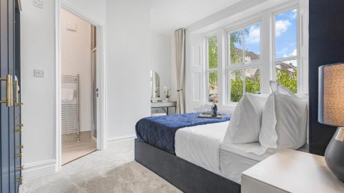Cirencester Apartment | Luxury 3-Bed Cirencester Apartment with garden, parking and EV charger