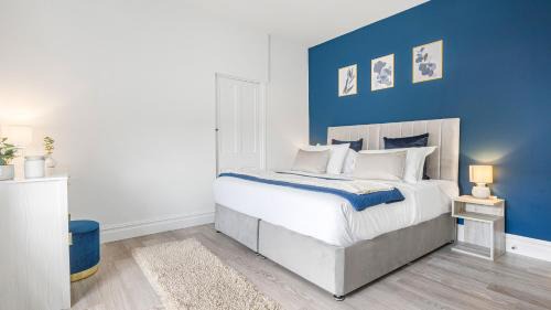 Cirencester Apartment | Luxury 3-Bed Cirencester Apartment with garden, parking and EV charger