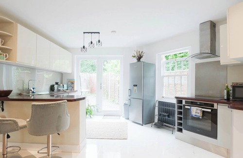 Epsom House | Luxury 3-Bed Epsom Haven - Modern Retreat with parking