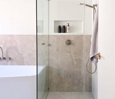 Logan Reserve House | Luxury 3-Bed Family Retreat Office Kayaks & Yard