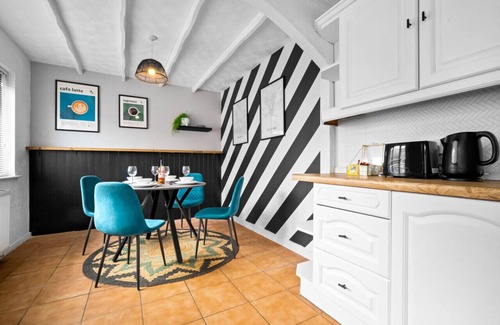 Walsall House | Luxury 3 Bed House - Garden - Parking