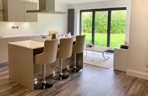 Northwich House | Luxury 3 Bedroom detached house on Private Road