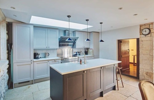 Cheltenham House | Luxury 3 bedroom spacious period Cotswold Cottage – EV & Garden