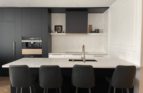 Southeast False Creek House | Luxury 3 Bedroom Waterfront Townhome in Trendy Yaletown