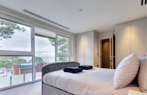 Sandbanks Apartment | Luxury 3bd penthouse with roof terrace and hot tub