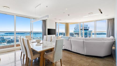 Auckland Central Business District Apartment | Luxury 3BR Quay West with Views and Parking
