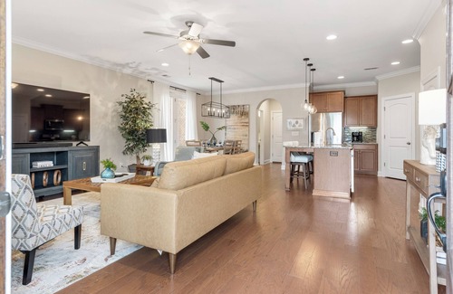 Hendersonville House | Luxury 3BR Retreat w/Full Kitchen, Laundry, WIFI, TV, Parking nr Hendersonville