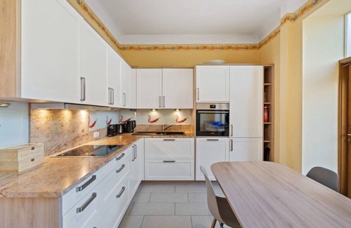 Gare House | Luxury 3BR Townhome Walk to City Center & Park Free!