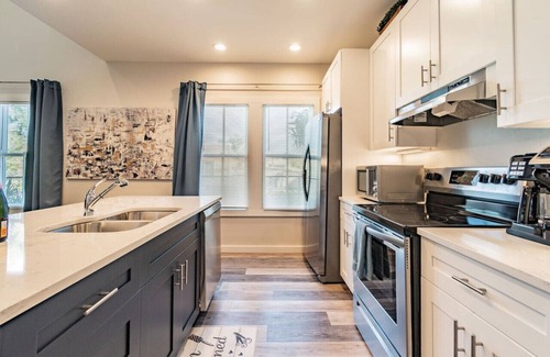 East Ybor House | Luxury 3BR Ybor City Townhouse Near 7th