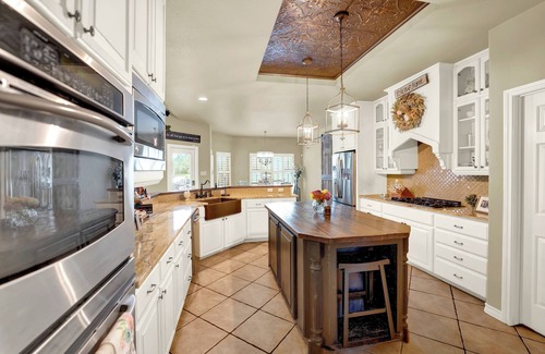 Hondo House | Luxury 4/3.5 estate with WOW backyard in the heart of Hondo TX- hunting country!