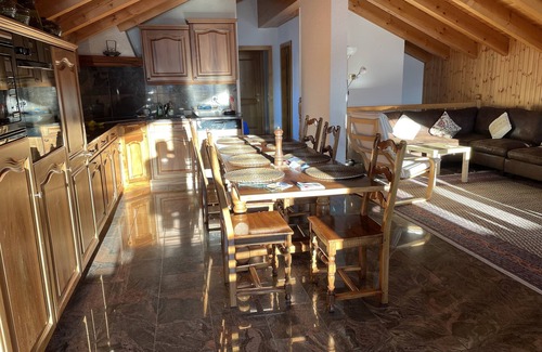 Saint-Pierre-de-Clages Apartment | Luxury 4 bed Duplex Penthouse near lift, free parking, fibre optic broadband.