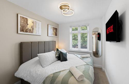 Horley House | Luxury 4 Bed home for Groups and Families - Driveway-Garden-Gatwick Horley