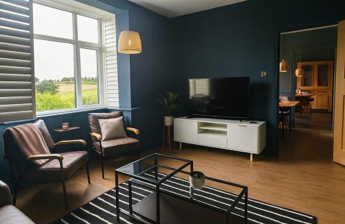 Blackburn Villa | Luxury 4-Bedroom 2 Bathroom Private Vila