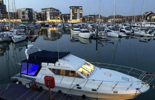 Southampton City Centre Boat Rental | LUXURY 40 FOOT YACHT ON 5 STAR OCEAN VILLAGE MARINA SOUTHAMPTON - minutes away from city centre and cruise terminals - Free parking included