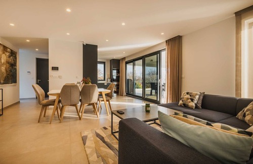 Grabri Villa | Luxury 4BD villa for 8 with pool, jacuzzi, sauna, gym, bocci and basketball