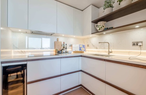 Paddington Apartment | Luxury 4th floor 2 bed with Balcony