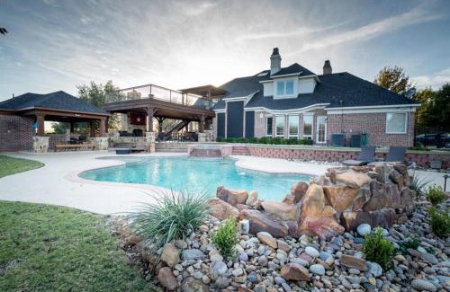 Sanger Villa | Luxury 5 Acre Private Estate on Lake Ray Roberts