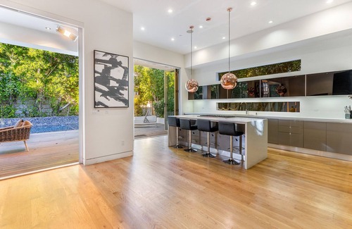 La Brea Villa | Luxury 5 bdr Villa C! Best location with pool!