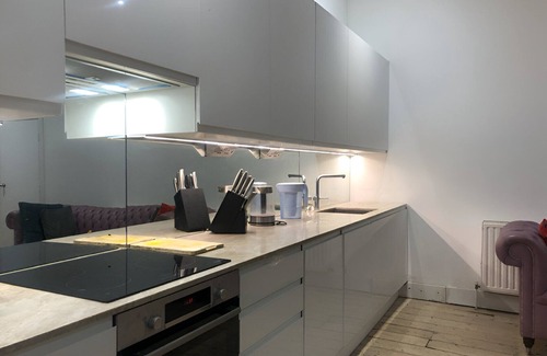 Forest Gate House | Luxury 5 Bed House in central London. 11 mins to Zone 1: 18 mins to Oxford St W1