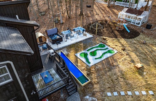 East Stroudsburg Cabin | Luxury 5-bedroom cabin with Mini Golf, Sauna & Hot Tub in East Stroudsburg