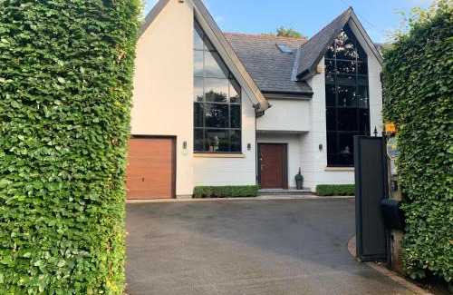 Trafford House | Luxury 5-Bedroom Retreat in the Heart of Cheshire