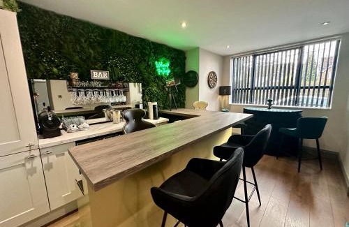 Trafford House | Luxury 5-Bedroom Retreat in the Heart of Cheshire