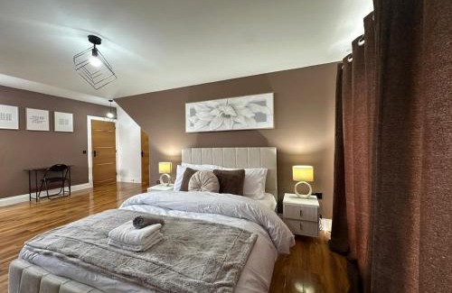 Liberton Villa | Luxury 5BD, Gym, Parking, Bus to Airport, Sleeps10