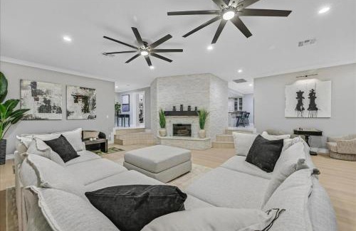 Foothills House | Luxury 5BR Retreat Pool Hot Tub Gym 7000sqf