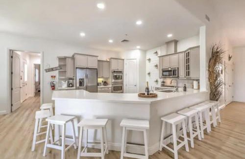 Henderson Villa | Luxury 5BR Villa Pool Hot Tub RV Friendly