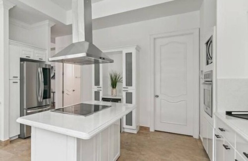 Tamiami House | Luxury 7BR, Pool, Games, Beach, 12min to Airport