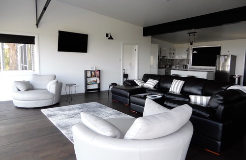 Hazelgrove House | Luxury accommodation - King size beds - stunning views - 5mins to Oberon