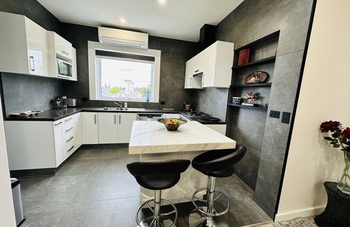 Hawthorn Apartment | Luxury and grandeur with city view balcony