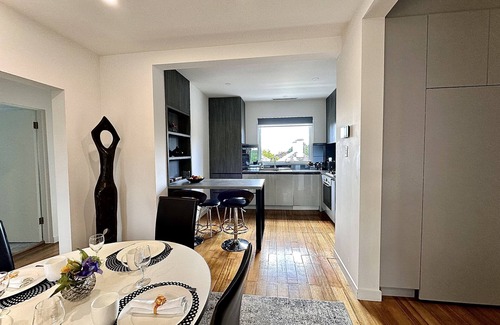 Hawthorn Apartment | Luxury and Grandeur with city view balcony!