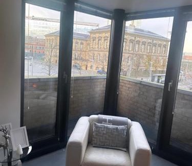 Cathedral Quarter Apartment | LUXURY Apartment Belfast City Centre overlooking Custom House Sqaure
