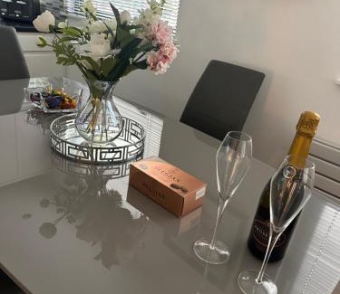 Cathedral Quarter Apartment | LUXURY Apartment Belfast City Centre overlooking Custom House Sqaure