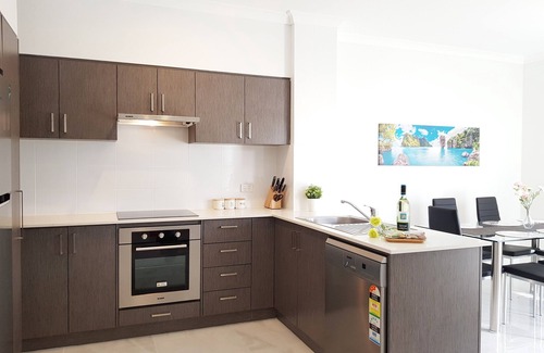 Belmont House | Luxury Apartment - Close to Perth/Airport/River & Opposite park