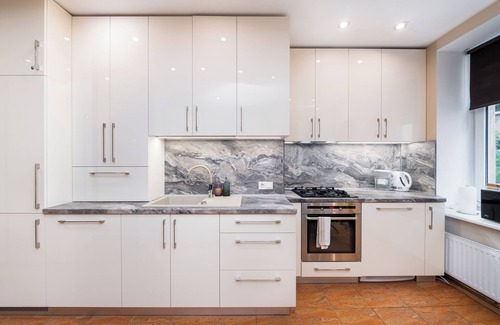 Centrs Apartment | Luxury apartment with free parking - ev, in quite center of Riga.