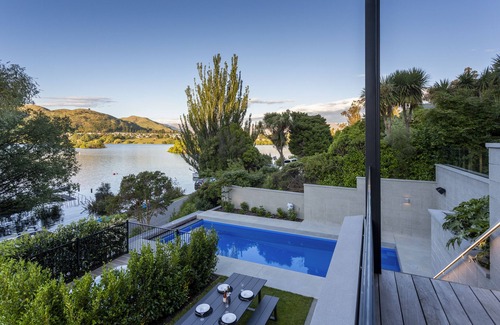 Kelvin Heights Apartment | Luxury apartment with pool and spa located on the lake front