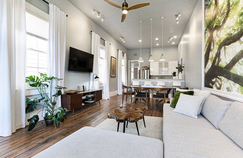 Touro Apartment | Luxury apartment Uptown off Magazine St — walk to restaurants