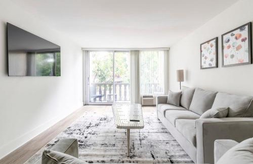 Norma Triangle Apartment | Luxury Apartment WeHo Boys Town med