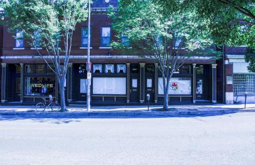 St. Louis Apartment | Luxury Apt w/Spectrum Mood Lighting - Historic Cherokee Street Antique Row