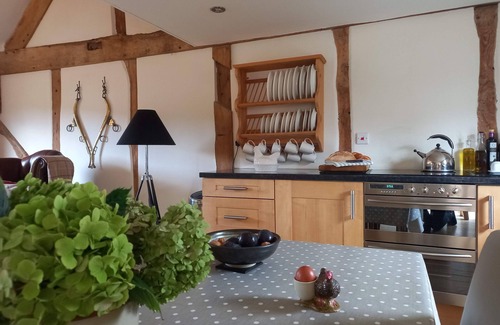 Titley Cottage | Luxury Barn nr. Gastro-pub & Lake. Ideal Base for Hay, Ludlow, Hereford.