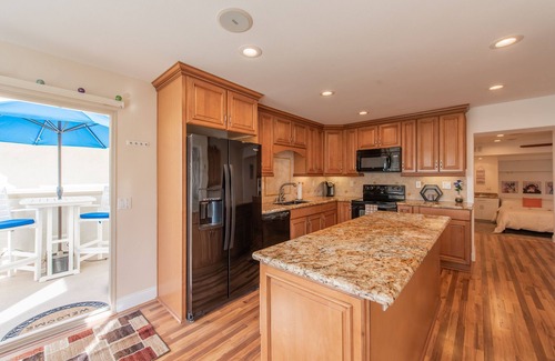 Huntington Beach House | Luxury Beach Front Surf Condo ► Private Patio ► BBQ ► Parking ► Wifi ► Laundry ►