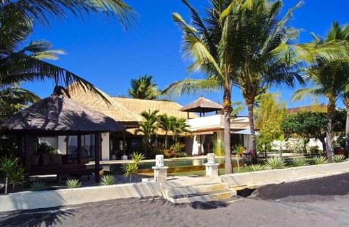 Dencarik Villa | Luxury Beach Front Villa with Infinity Pool, Staff and Breathtaking Views!