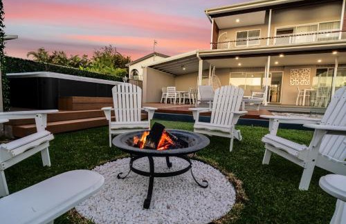 Shelly Beach House | Luxury Beach House - Heated Private Pool & Heated Spa - Fire Pitt - Walk to Beach & Golf