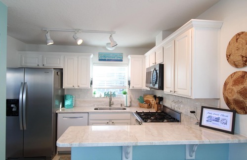 Marineland Acres House | Luxury Beach House, Private Salt Pool. Walk to the Private Beach